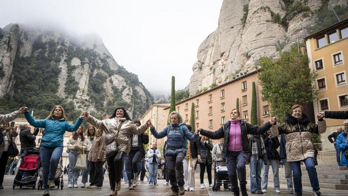 La diada de Montserrat aplega ballades de sardanes a les places de l’Abadia