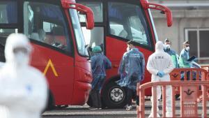 10/05/2026 Los ciudadanos españoles evacuados del crucero MV Hondius fondeado cerca del puerto de Granadilla suben a los autocares de la UME, a 10 de mayo de 2026, en Granadilla de Abona, Tenerife, Islas Canarias (España). El operativo de evacuación del crucero MV Hondius con hantavirus está dispuesto para comenzar las operaciones de desembarco y traslado de los pasajeros a sus respectivos países. SALUD Álex Rosa