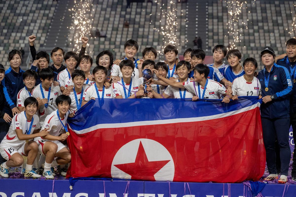 RABAT (Morocco), 08/11/2025.- Players of North Korea celebrate with the trophy after winning the FIFA U-17 Women's World Cup Morocco 2025 final between North Korea and the Netherlands in Rabat, Morocco, 08 November 2025. (Mundial de Fútbol, Marruecos, Países Bajos; Holanda) EFE/EPA/JALAL MORCHIDI