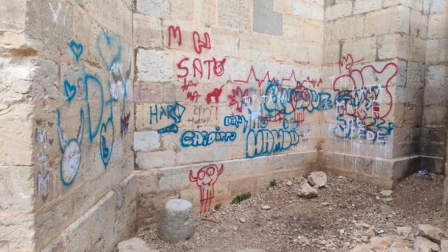 Pintadas y vandalismo en un monumento BIC de Castellón: &quot;Estamos indignados&quot;