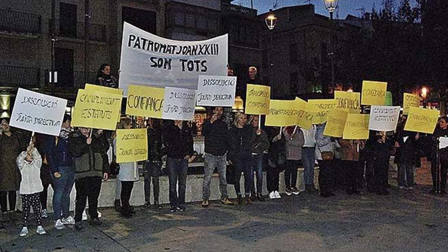 Decenas de socios de Joan XXIII reunidos ayer en la plaza de España para protestar.