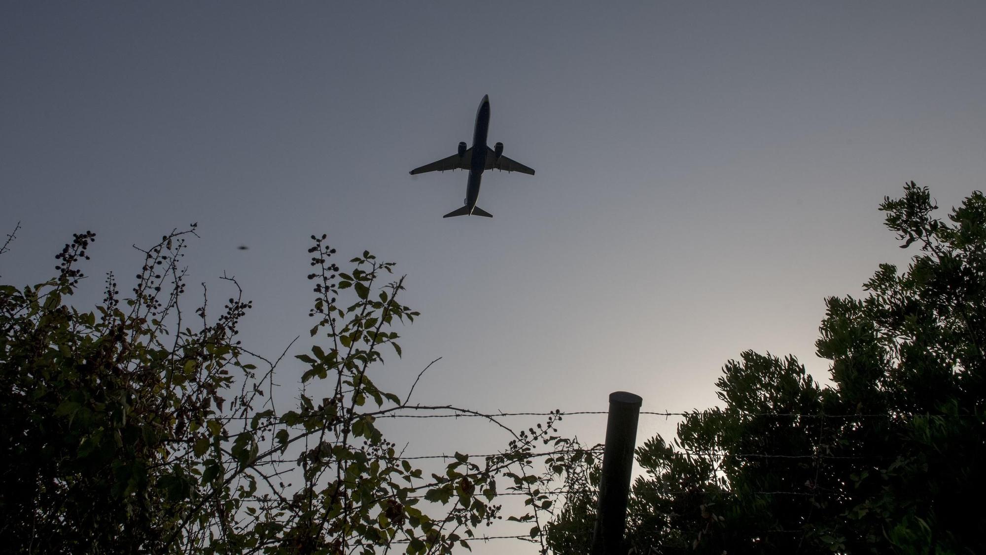 Un avión despega sobrevolando la zona de la Ricarda en la desembocadura del Llobregat