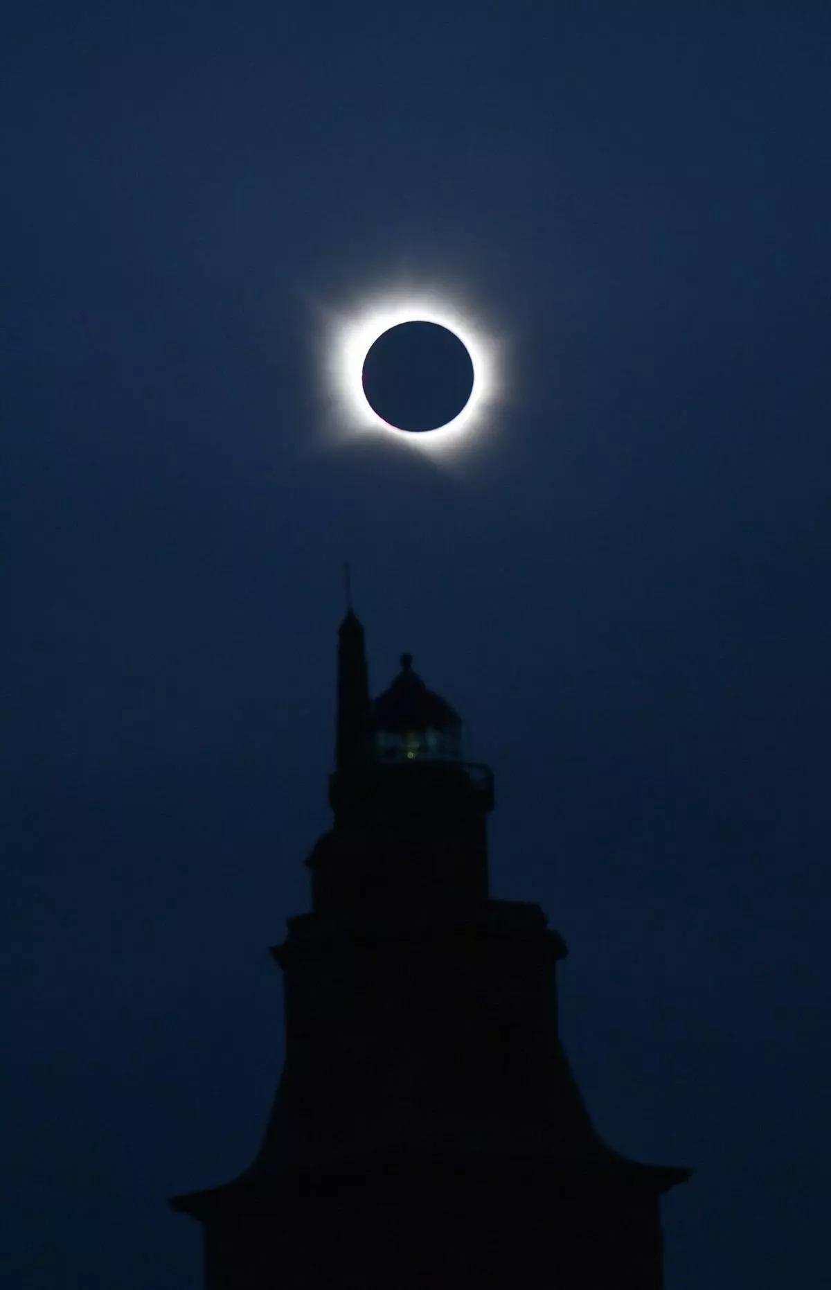 Se cumplen 24 horas de un día para la historia en A Coruña: recordamos el eclipse total de sol desde la Torre de Hércules Se cumplen 24 horas de un día para la historia en A Coruña: recordamos el eclipse total de sol desde la Torre de Hércules