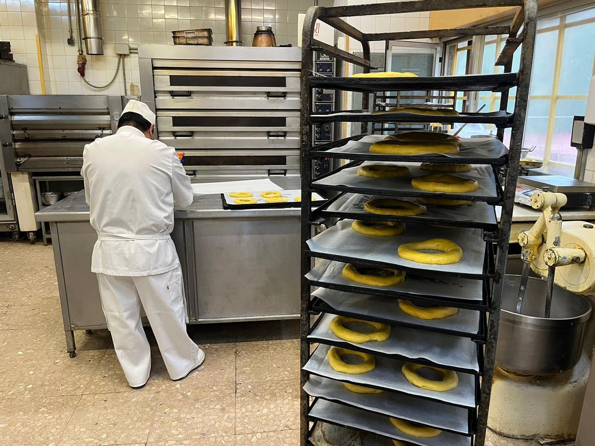 Así se hace un roscón de Reyes artesanal en Madrid: el paso a paso en el obrador de Viena Azul