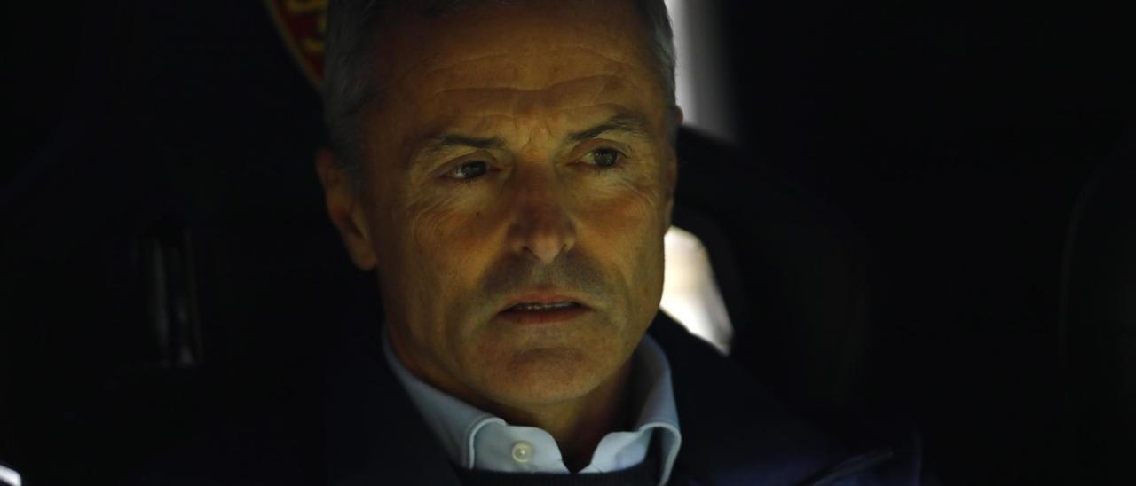 Fran Escribá, en el banquillo de La Romareda antes de empezar el partido.