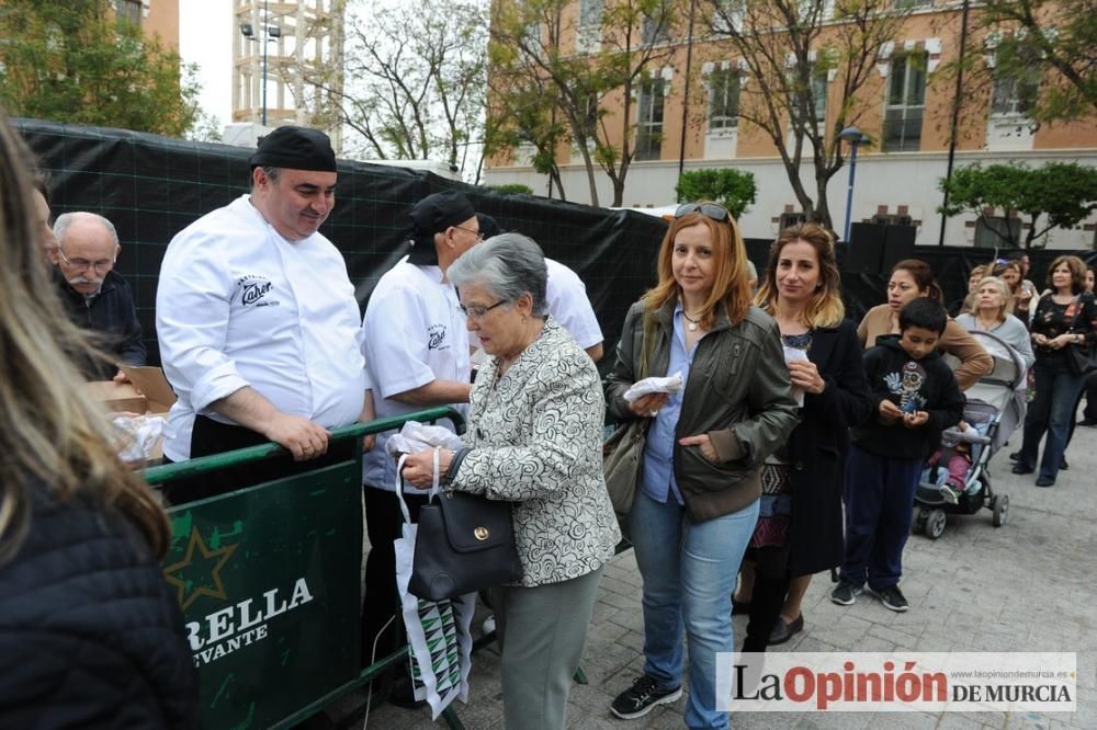 Reparto de pasteles de carne en el Cuartel de Arti