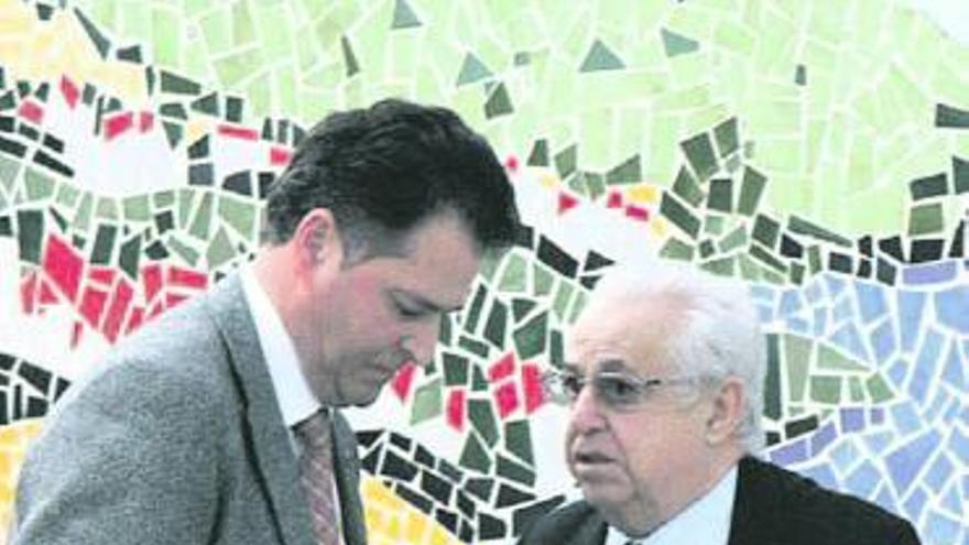 Baragaño (izquierda) y Arias de Velasco, conversando el 25 de marzo de 2010, tras el empate en las elecciones a la presidencia cameral. / marcos león