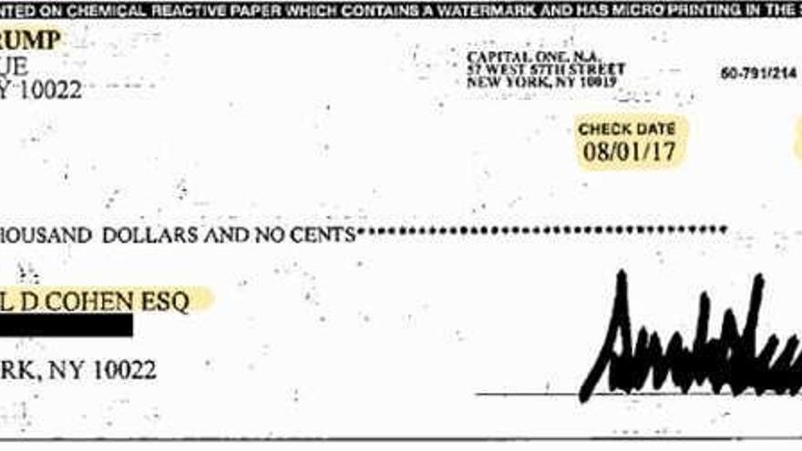 El cheque por valor de 35.000 dólares exhibido por Cohen. // Reuters