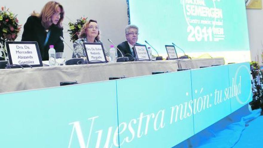 De izquierda a derecha, Esther Redondo, Carme Valls y Josep María Lailla, ayer, en el Palacio de Congresos, en Oviedo.