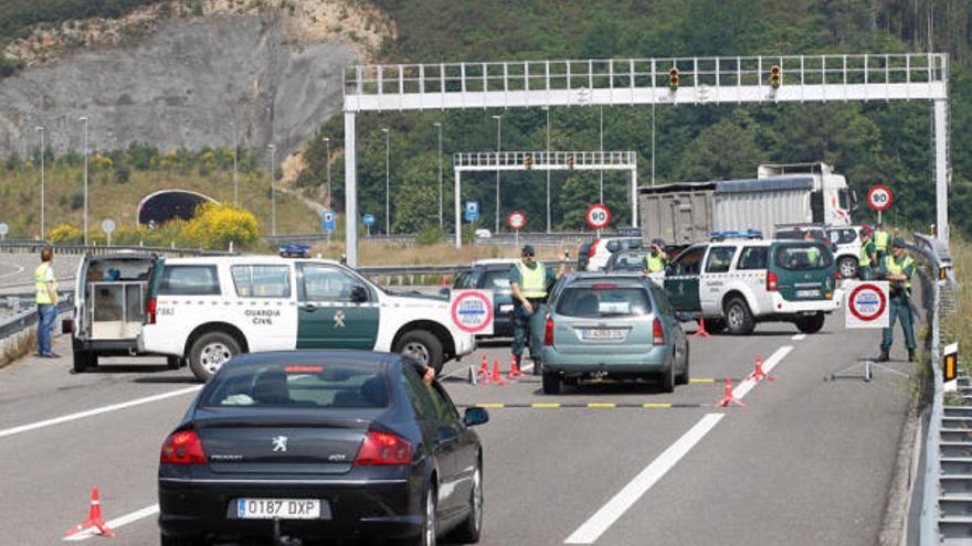 Tráfico sorprende en Asturias a 32 conductores drogados en una semana