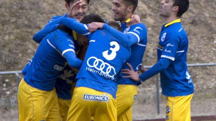 Los jugadores celebran el gol anotado por Carlos Ramos.