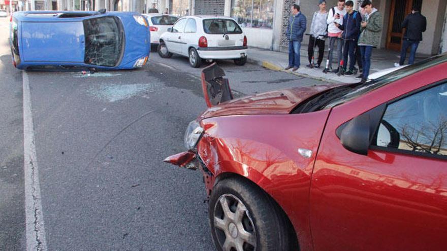 Una conductora vuelca con su coche en el centro de Marín