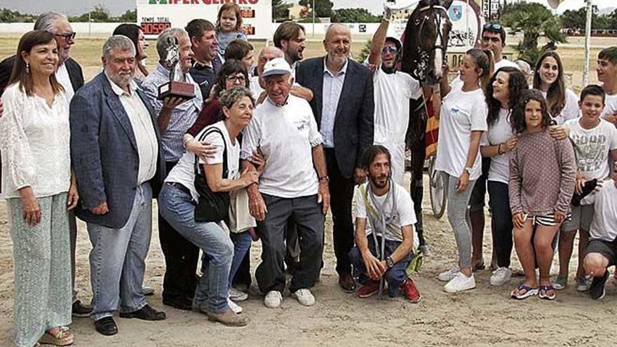 La alcadesa Catalina Riera y Miquel Ensenyat coincidieron en público el 10 de junio sobre la pista del Hipòdrom de Manacor.