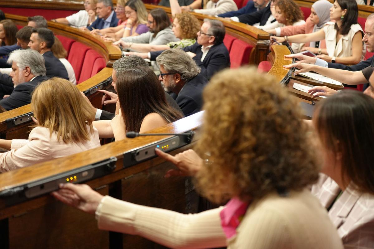 Imagen de una votación en el pleno del Parlament