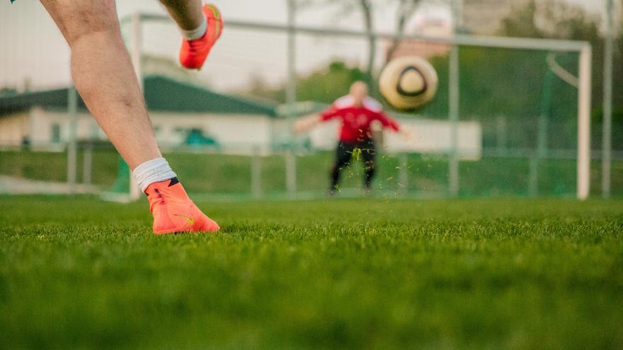 ¿Es mejor el césped artificial o el natural para jugar al fútbol?