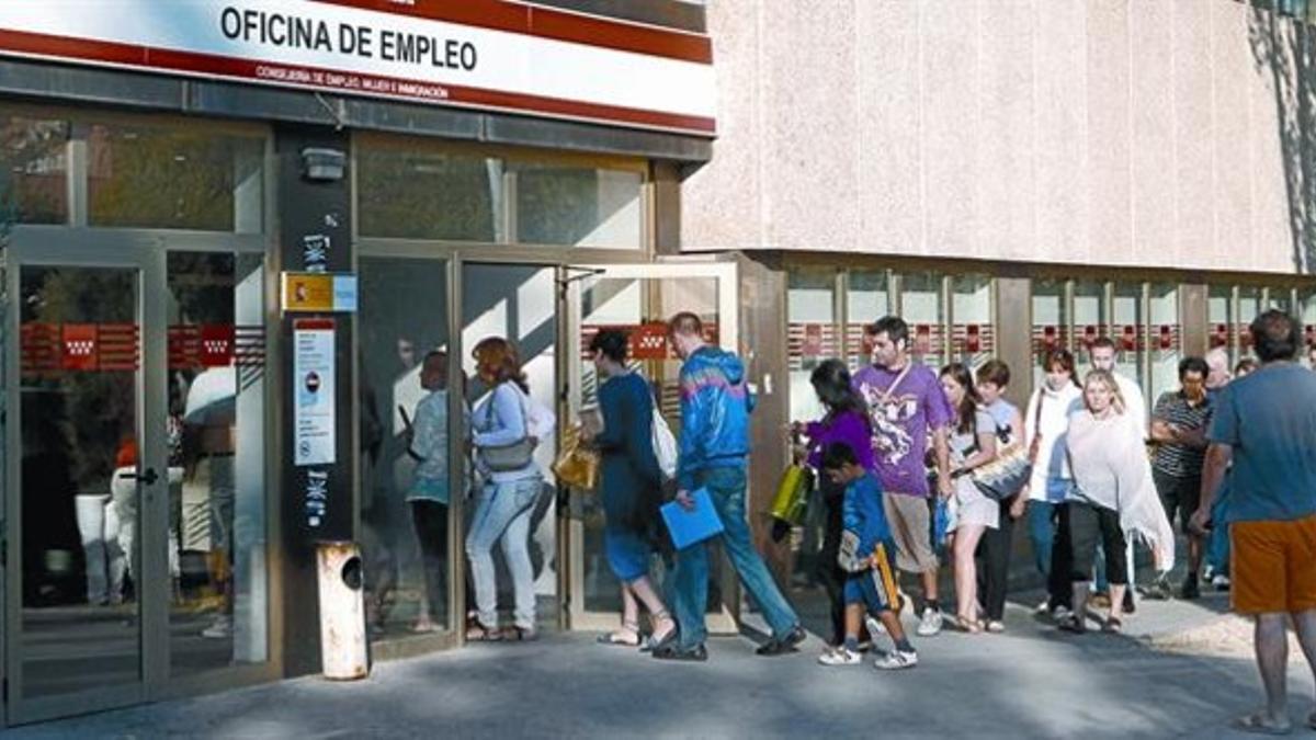 Un grupo de jóvenes hace cola ante una oficina de Empleo en Madrid, a principios de agosto.