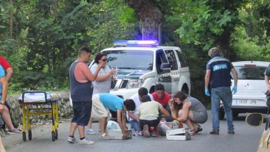 Varias personas atienden al herido.