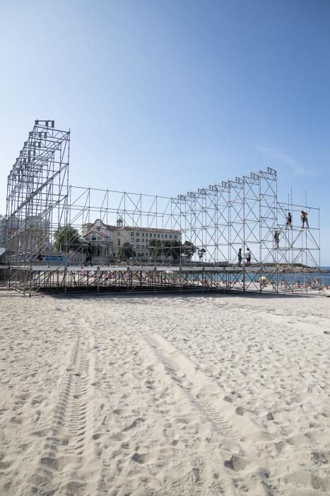 Montaje del escenario de la playa de Riazor