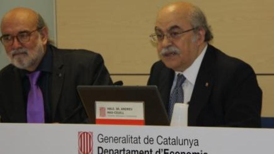 El conseller d&#039;Economia i Coneixement, Andreu Mas-Colell, i el director de l&#039;Idescat, Frederic Udina, en la presentació del nou marc input-output de Catalunya.