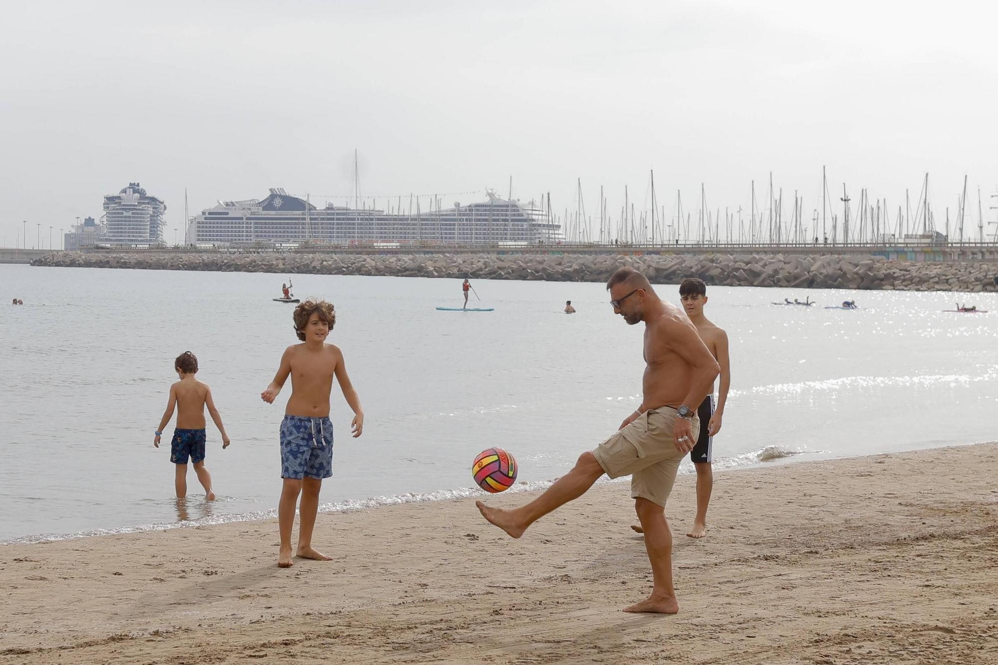 Gran ambiente en las playas de València, pese a las nubes