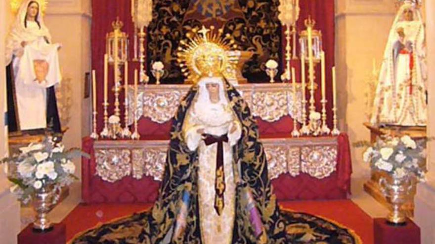 La Virgen de los Dolores está colocada sobre una peana ante su trono.