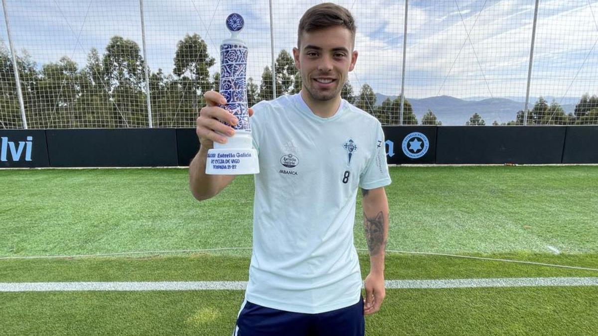 Fran Beltrán sujeta el premio en la ciudad deportiva. // RCCV