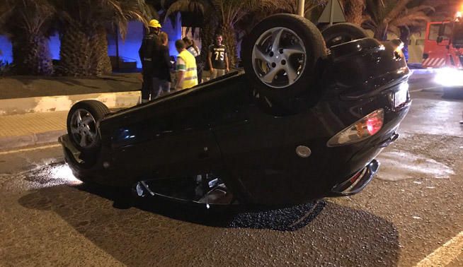 Vuelco de un coche en Arrecife (20/06/17)