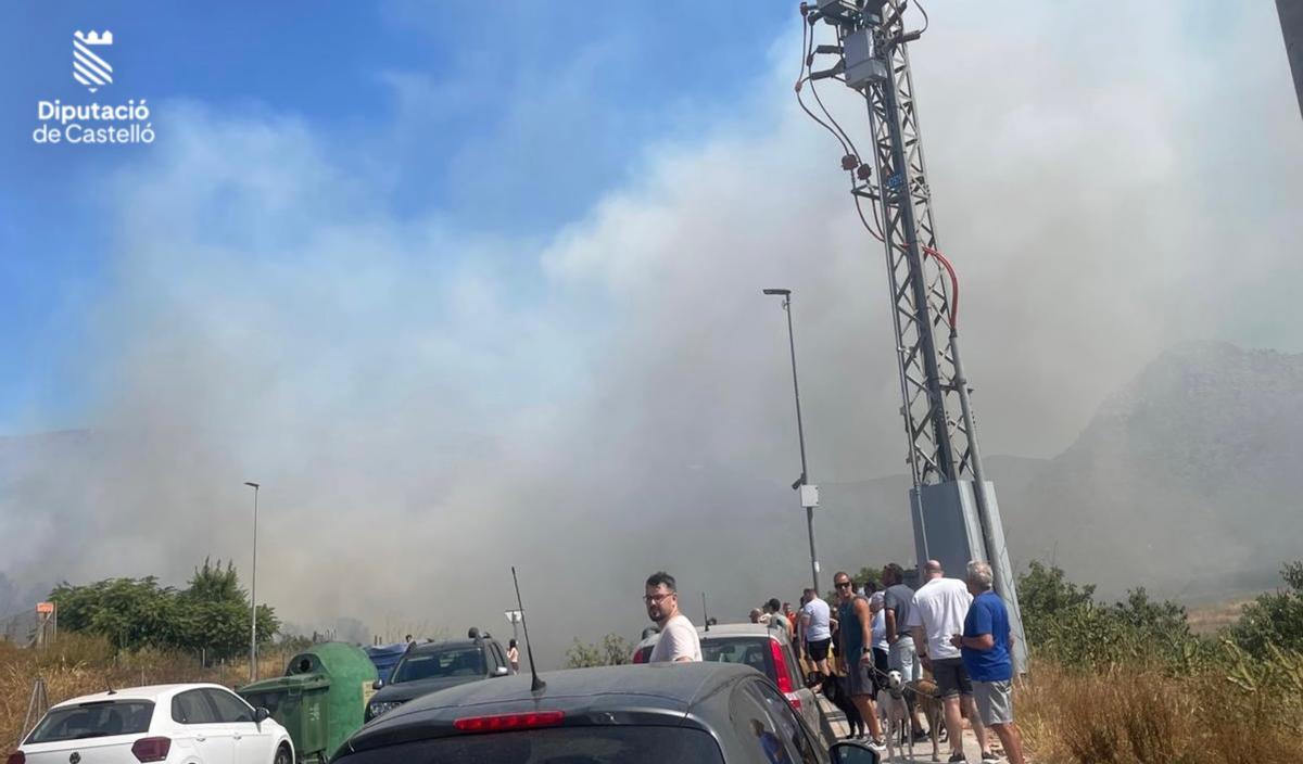 Imágenes del incendio en La Vall d'Uixò: los bomberos no logran controlar el fuego