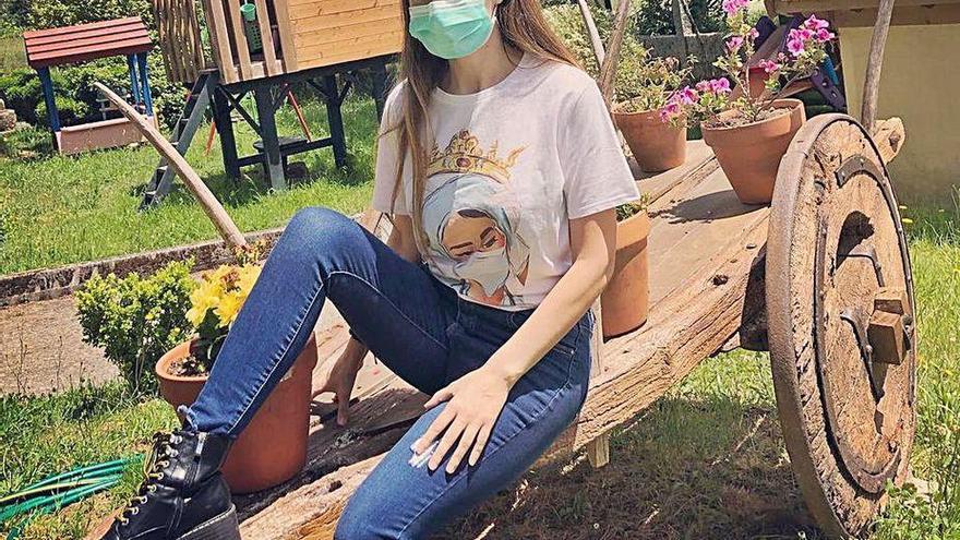 Verónica Civeira, con mascarilla y una camiseta que distingue la labor de los sanitarios durante esta pandemia.