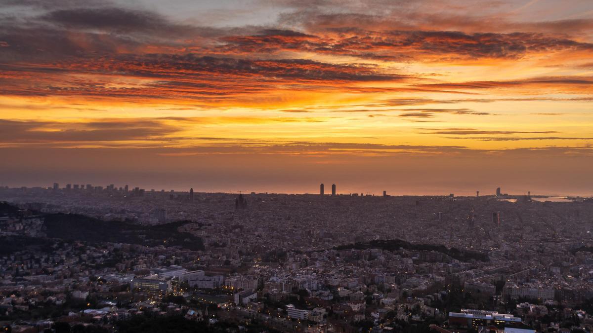 Nubes altas y medias en Barcelona, en la mañana del 20 de diciembre del 2023