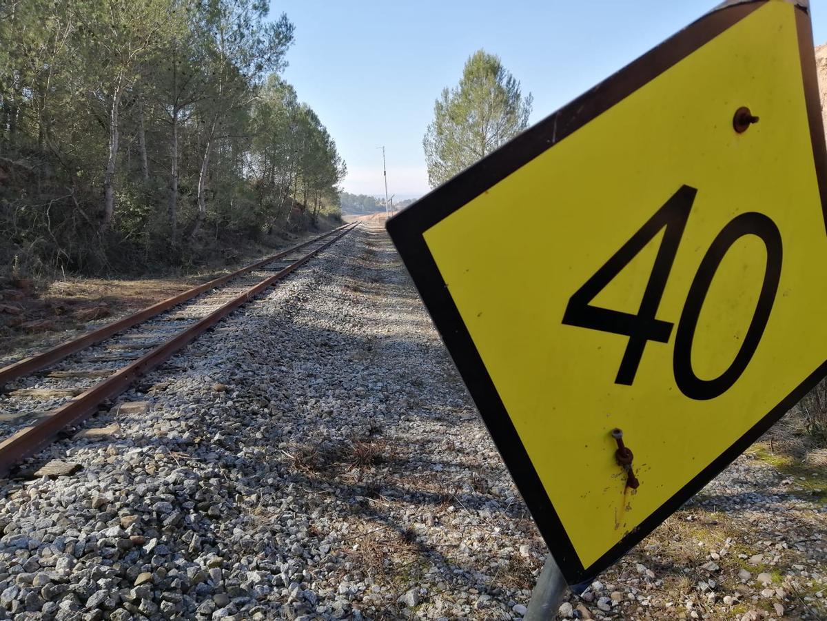Tram de via de l'antic traçat de la línia de potassa de Sallent, actualment en desús