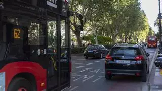 Más de 1.000 multas en once días por aparcar en el carril bus de València