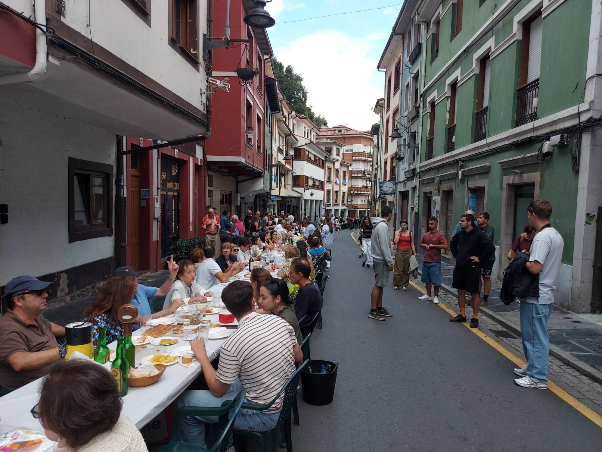 En imágenes: En imágenes: Más de 1.200 personas participan en la tercera comida en la calle de Cudillero