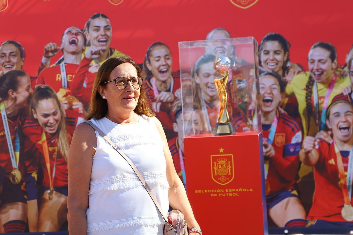 Los cordobeses disfrutan en la Fan Zone de la selección española con la Copa del Mundo