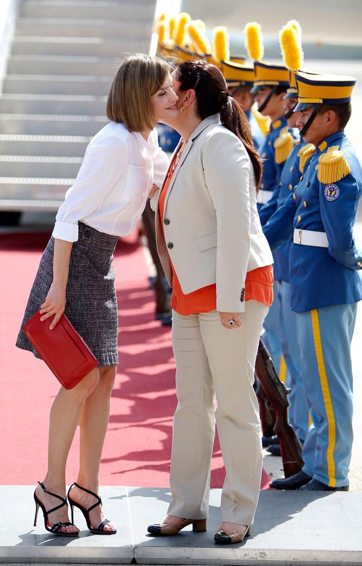 Letizia Ortiz saluda a la primera dama hondureña
