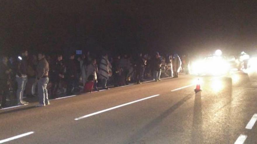 Els passatgers rescatats del tren avariat, després de caminar a les fosques pel costat de les vies