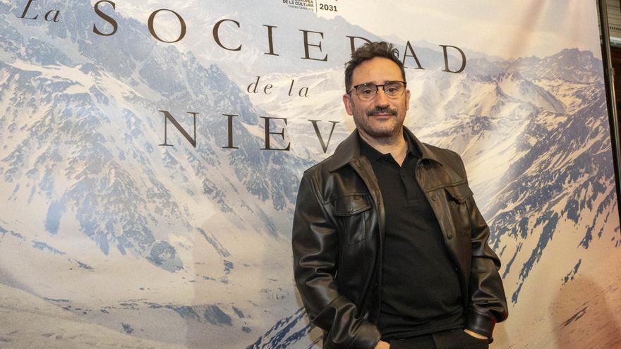 Bayona frente al cartel de 'La sociedad de la nieve'.