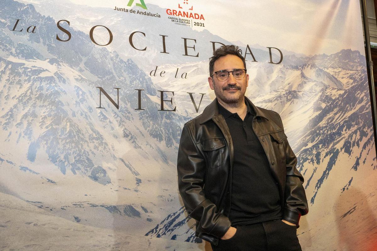 Bayona frente al cartel de 'La sociedad de la nieve'.