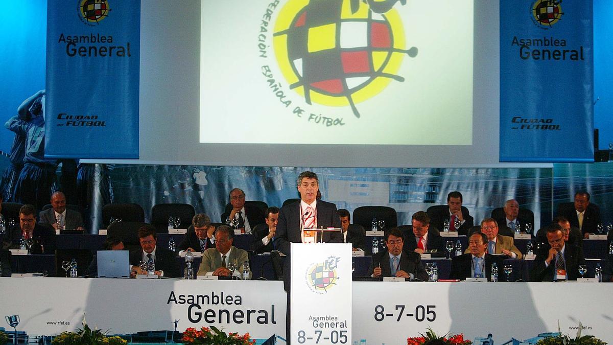 El expresidente de la RFEF Ángel María Villar durante una Asamblea General