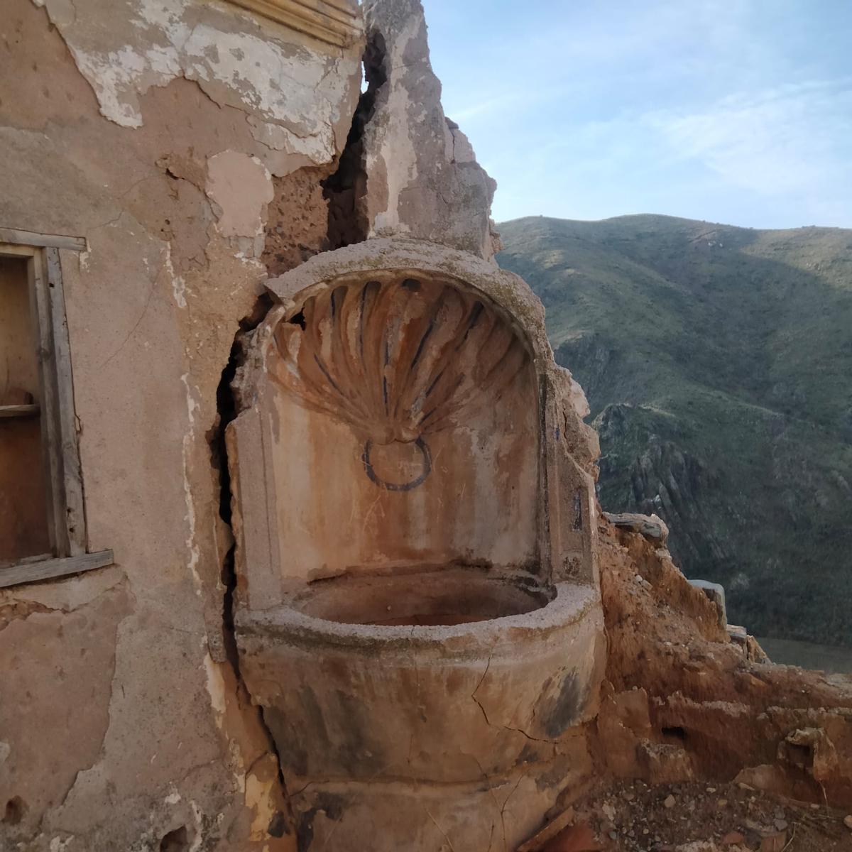 Deterioro de la iglesia de la Virgen de la Huerta, en la localidad despoblada de Villanueva de Jalón