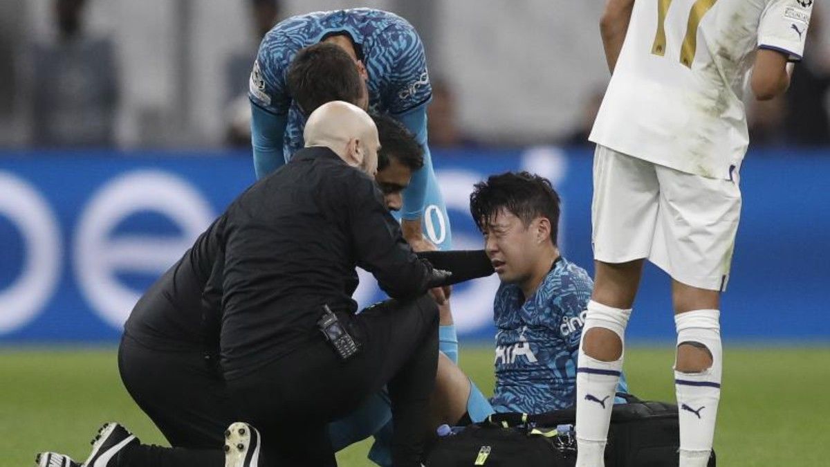 Heung-Min Son es atendido por el personal médico del Tottenham Hotspur tras su choque de cabezas con Chancel Mbemba