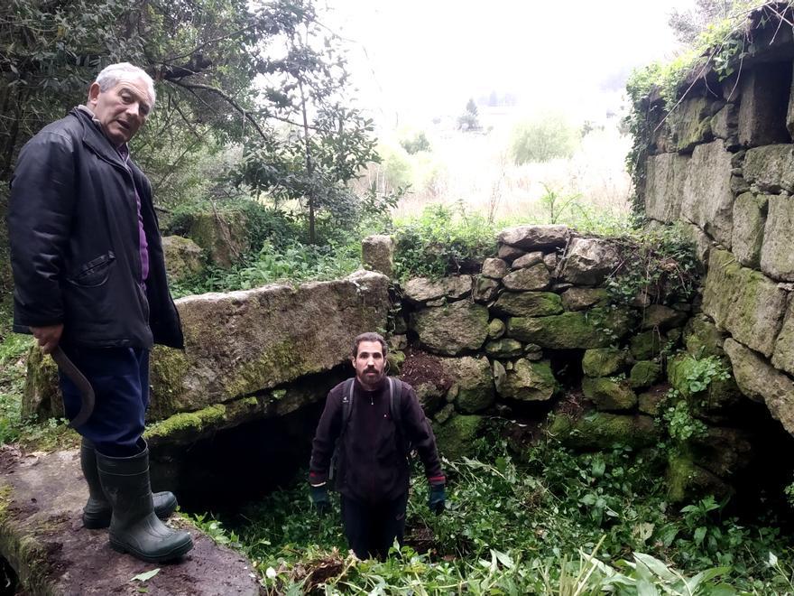 Manuel Nieto (izq.) y Álvaro Fuentes en uno de los molinos del Pexegueiro. / Obradoiro Fernando Monroy