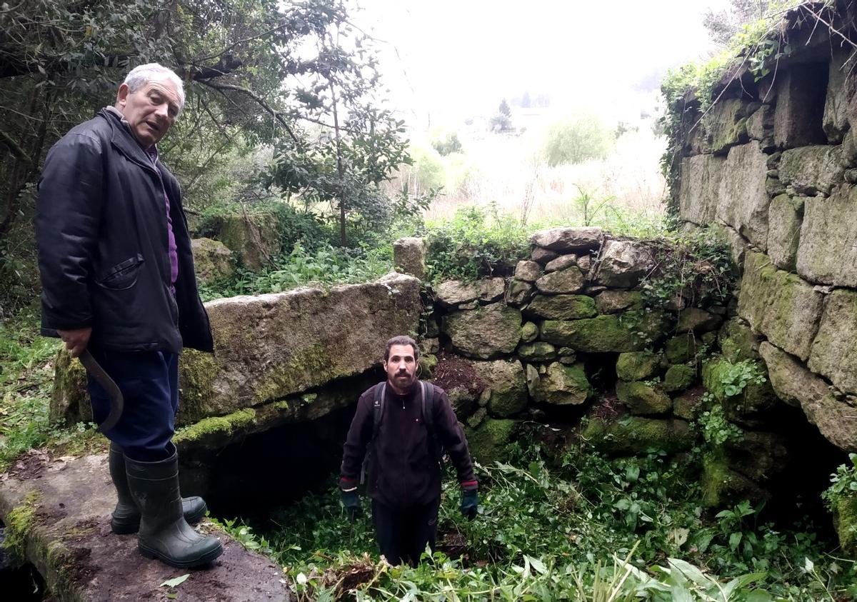 Manuel Nieto y Álvaro Fuentes en uno de los molinos del Pexegueiro. / Obradoiro Fernando Monroy