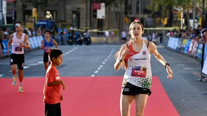 Douae Ouboukir vuelve a triunfar en la Cursa de la Mercè y pulveriza el récord de la prueba