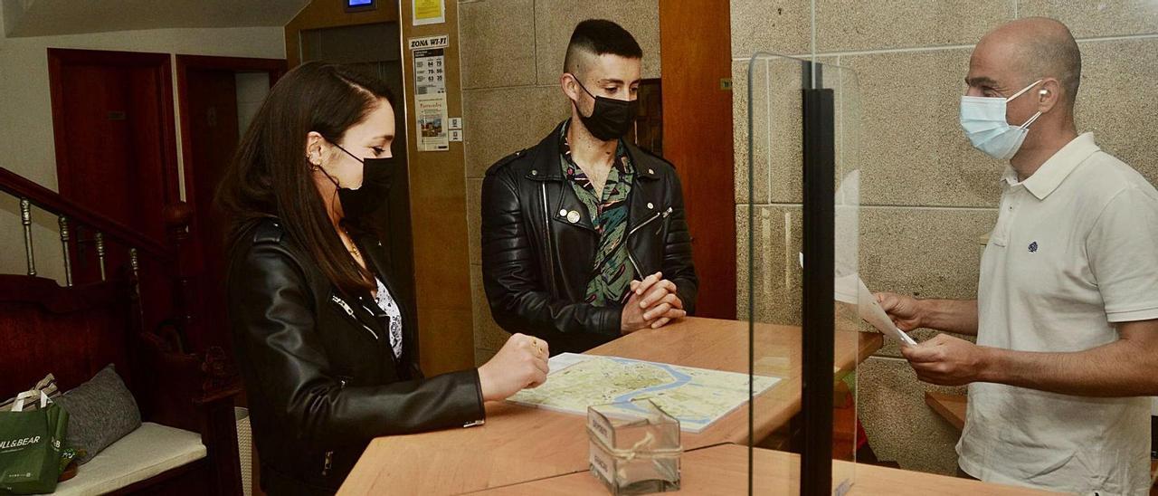 Una pareja de Ribadavia hace el &quot;check in&quot; en el Hotel Rúas.