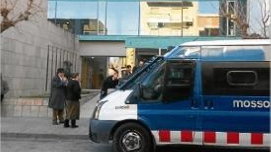 L&#039;accés als Jutjats de Figueres va comptar amb reforç policial, ahir.
