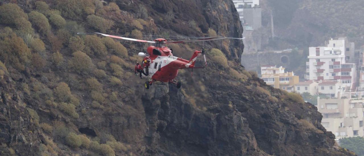 Helicóptero y rescatadores del GES en la costa de Candelaria. | | CARSTEN W. LAURITSEN