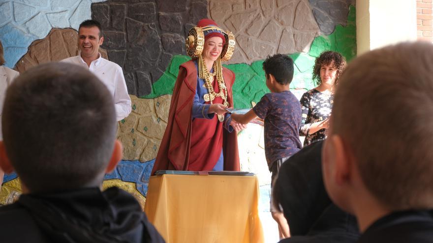 La Dama Viviente da una sorpresa a alumnos de un colegio de Elche