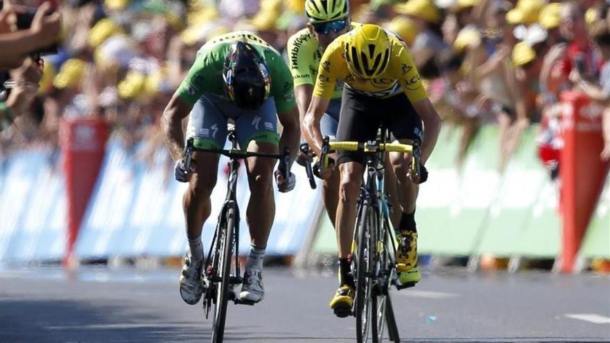 El viento frena a todo el Tour menos a un Froome al ataque