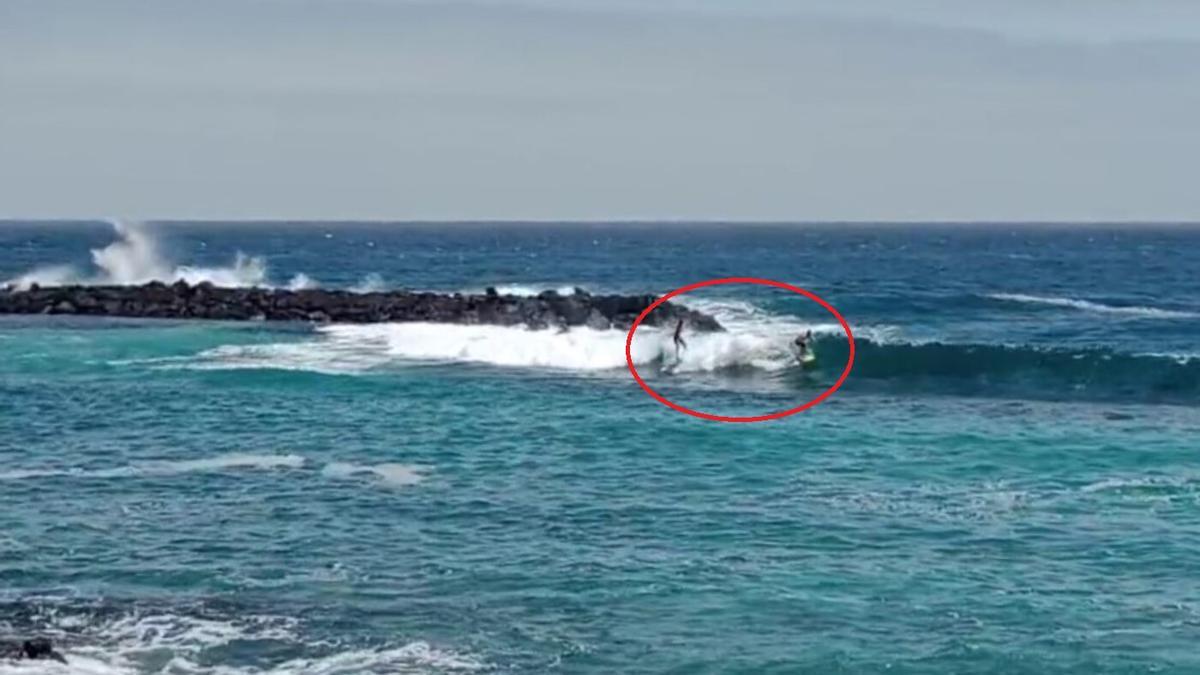 Dos surfistas sorprenden con su destreza en una playa de Lanzarote.